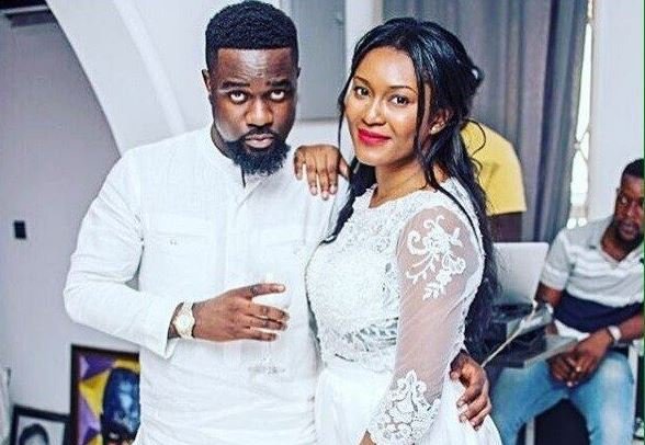 6 male celebrities with beautiful wives in Ghana (photos) 8 Sarkodie and his wife
